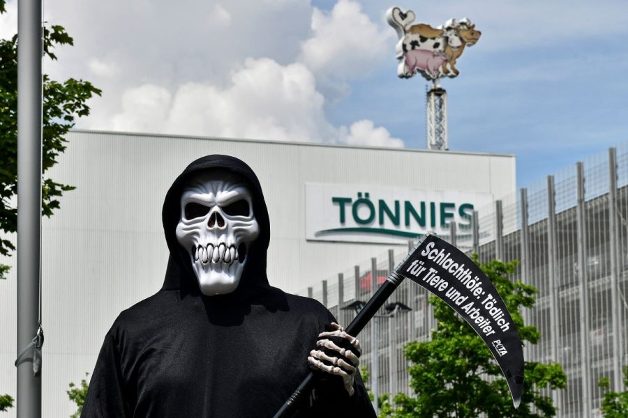 Aktivister har demonstrerat utanför Tönnies-fabriken.