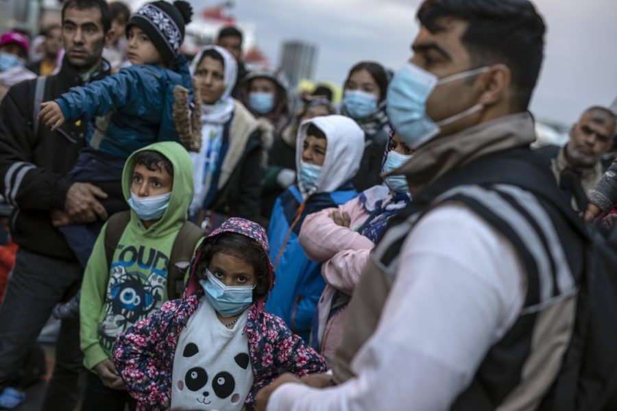 Mitt under pågående coronapandemi ska Grekland vräka tusentals flyktingar som beviljats skydd.