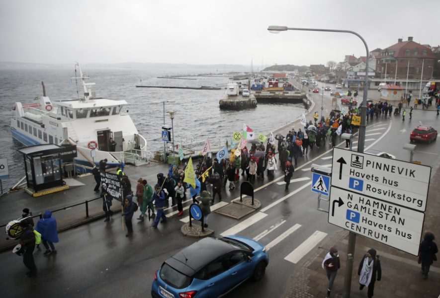 Demonstranter går genom Lysekil för att protestera mot utbyggnaden i samband med domstolsförhandlingarna i mars.