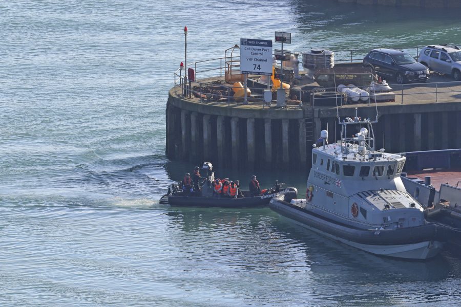 En båt med flyktingar i brittiska Dover i februari i år.