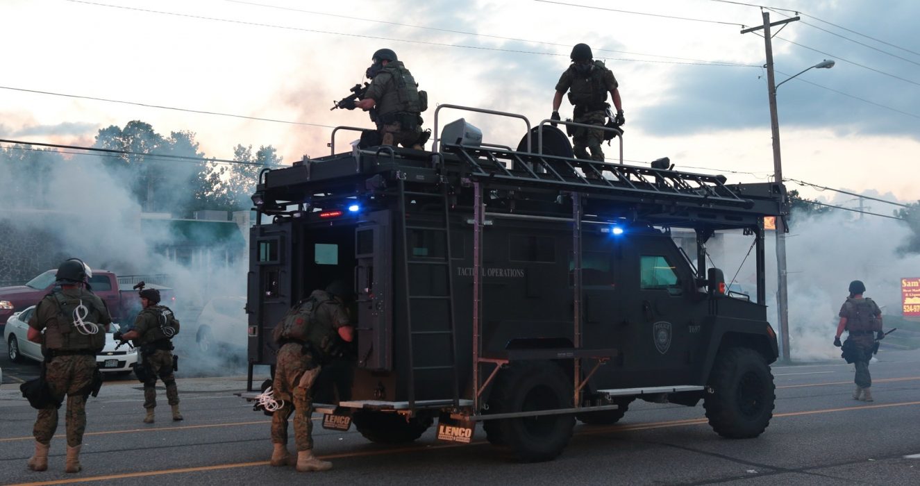 Militärt utrustad polis har gått hårt fram mot både demonstranter och journalister under flera demonstrationer mot polisvåld och rasism efter den 46-årige George Floyds död.