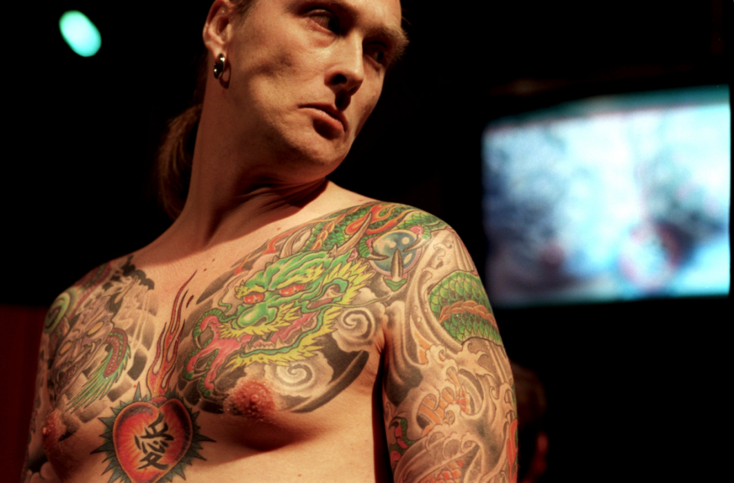 Färgglad eller giftig? Svenskar gillar att tatuera sig men nu visar ny forskning att de flesta färgerna är giftiga.
