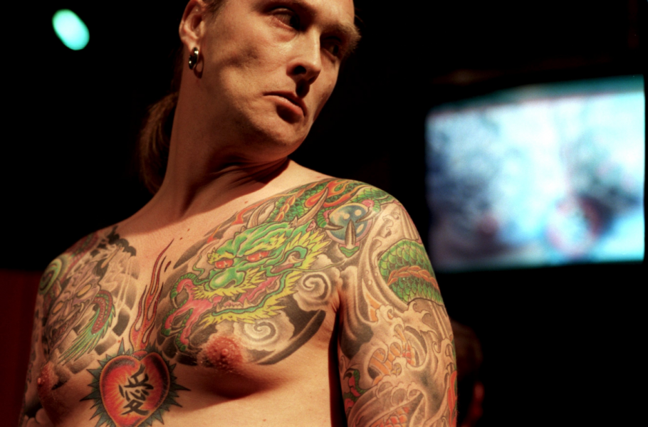 Färgglad eller giftig?  Svenskar gillar att tatuera sig men nu visar ny forskning att de flesta färgerna är giftiga.