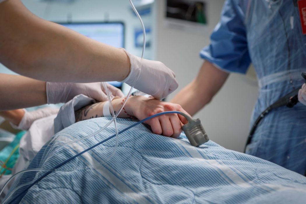 En del patienter som vårdas på sjukhus för covid-19 visar tecken på hjärnskada, enligt en studie.