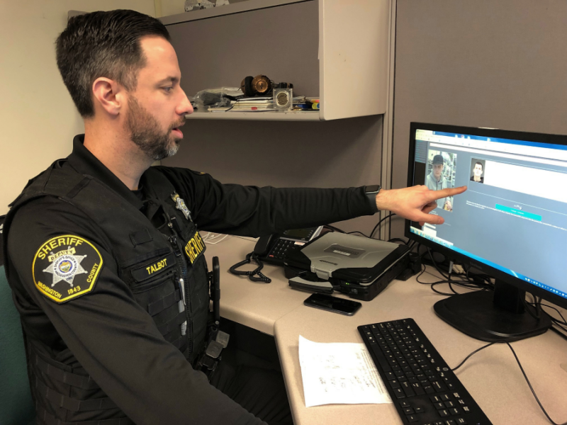 En polis i Hillsboro i delstaten Oregon i USA visar hur man använt ansiktsigenkänningsteknik för att identifiera en man som fångats på övervakningskamera genom att matcha hans ansikte mot bilder i polisens arkiv.