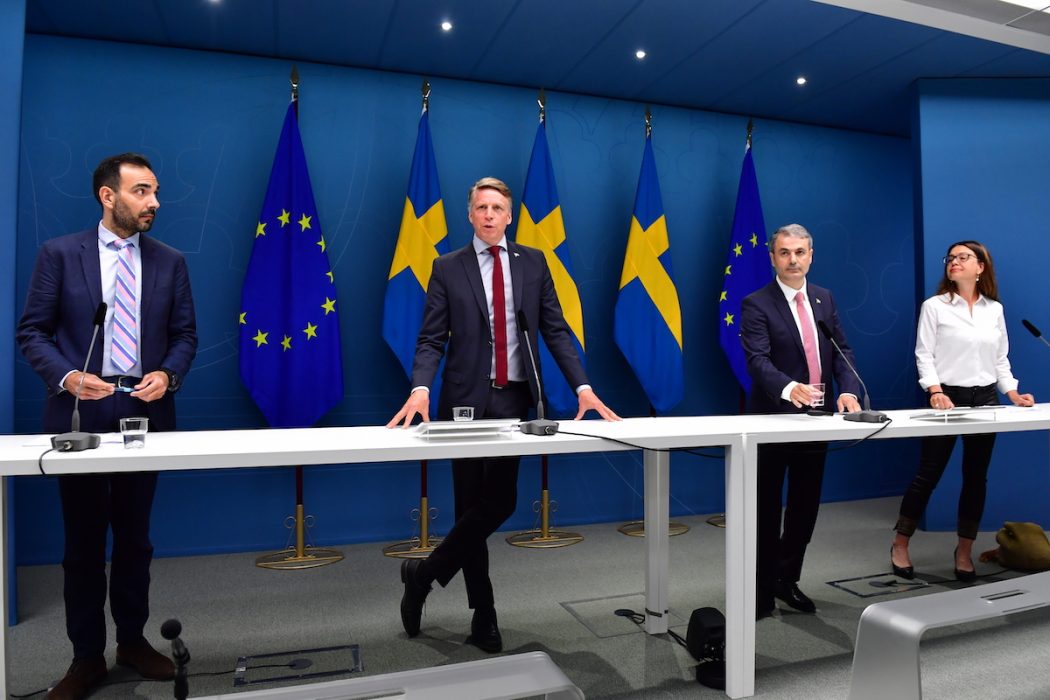 Liberalernas näringspolitiska talesperson Arman Teimouri (L), finansmarknads- och bostadsminister Per Bolund (MP), näringsminister Ibrahim Baylan (S) och Centerpartiets näringspolitiska talesperson Helena Lindahl berättar om miljardstöd till SAS och Swedavia.