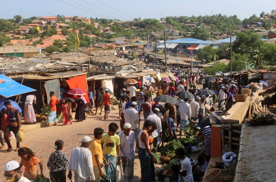 Rohingyer från Myanmar köar för mat i ett flyktingläger i Cox's Bazar i Bangladesh i mitten av maj.