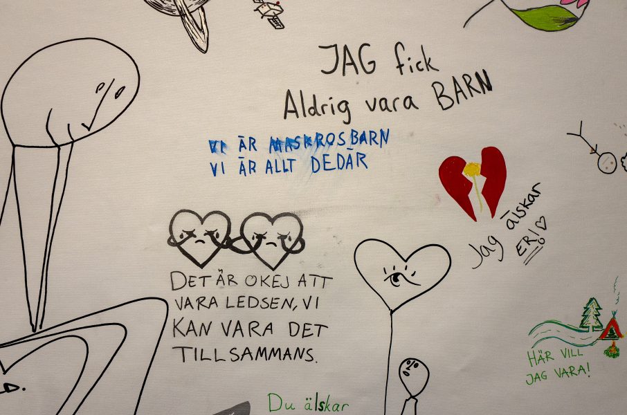 En hel vägg i Makrosbarns lokaler pryds av teckningar med kärleksfulla budskap, däribland "Det är okej att vara ledsen, vi kan vara det tillsammans".