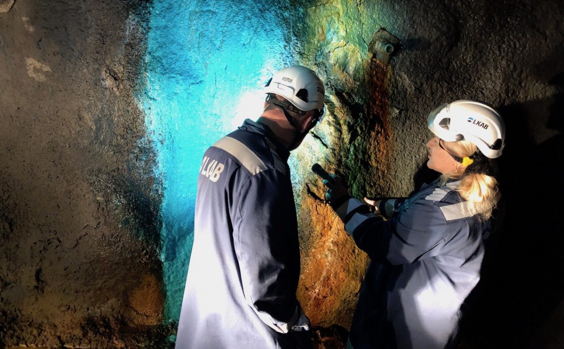 Magnus Ivarsson och forskarkollegan Oona Snoeyenbos-West samlar in prover av svampen från LKAB:s gruva i Kiruna i december 2019.