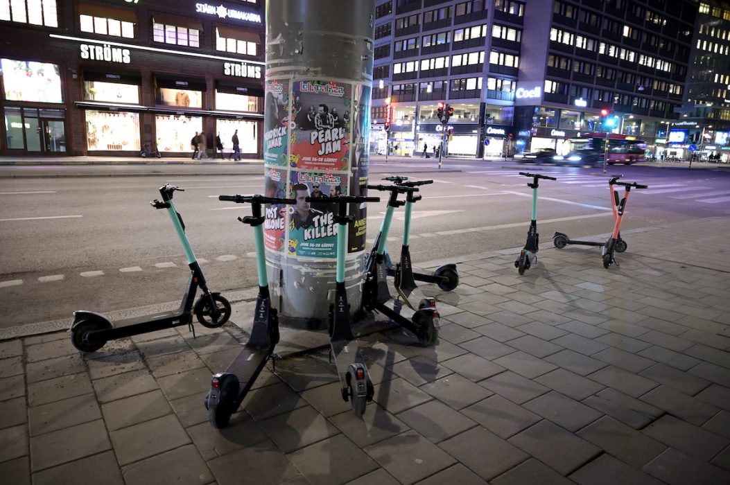 Det bör inte krävas något generellt tillstånd enligt ordningslagen för att hyra ut elsparkcyklar på offentlig plats.