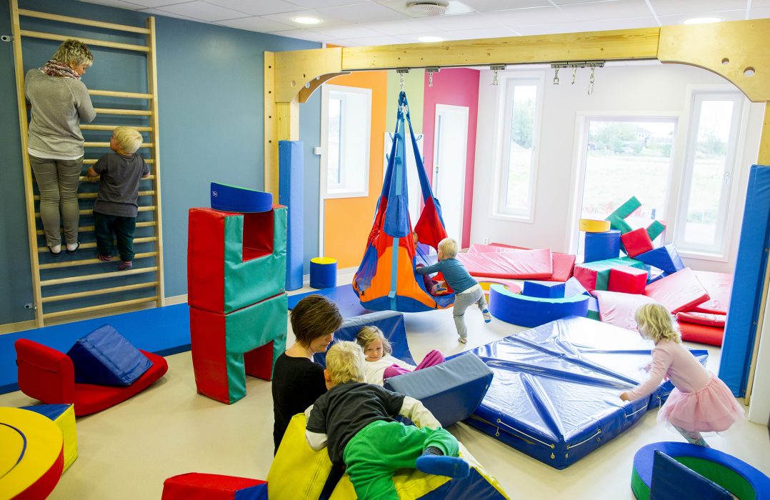 Fler jobb i välfärdsyrken, som på förskolor till exempel, är en av vägarna ut ur tillväxtberoendet, skriver Hannes Anagrius.