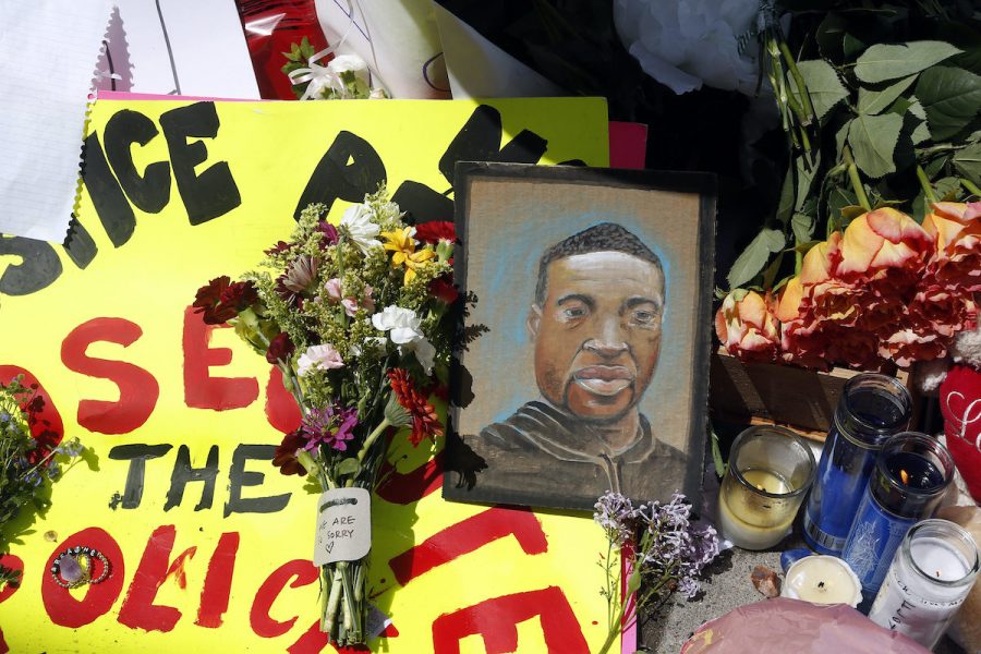 Blommor och minnesord i närheten av platsen där George Floyd dödades av polis i Minneapolis.