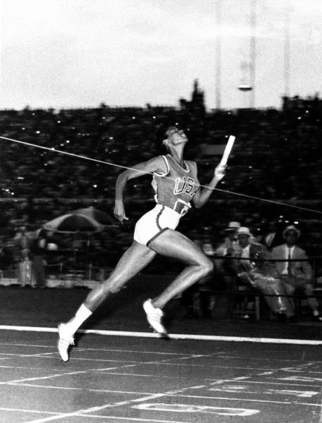 Wilma Rudolph (1940–1994) säkrar amerikanskt OS-guld i korta stafetten vid OS i Rom 1960.