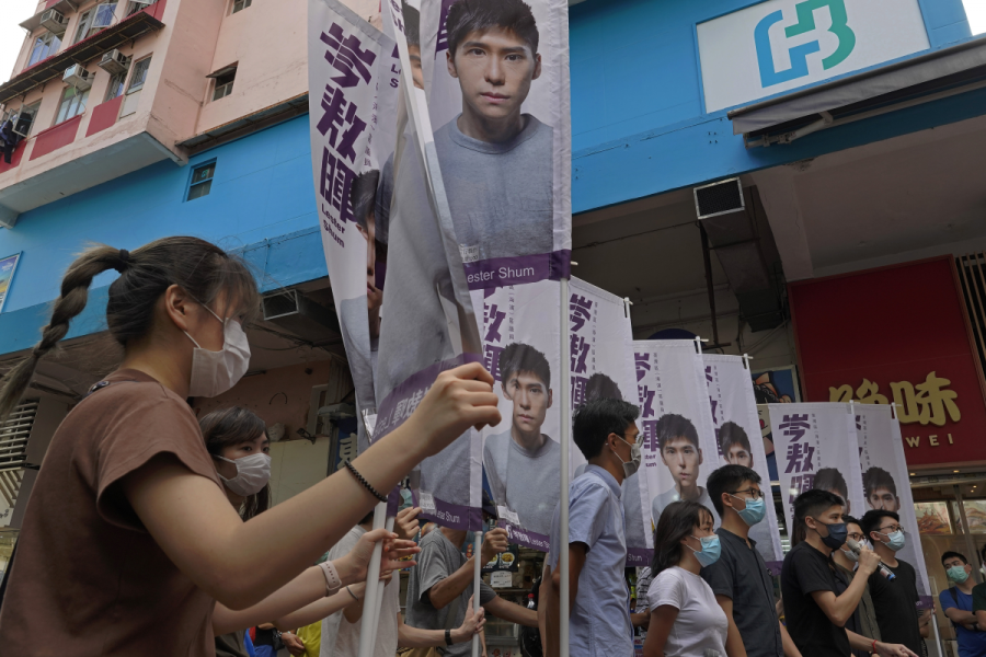 Demonstranter protesterar mot säkerhetslagen i Hongkong.