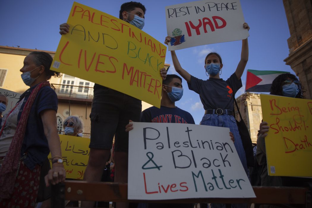 Protester i solidaritet med både Iyad Hallak och George Floyd i Jaffa, nära Tel Aviv, under söndagen.