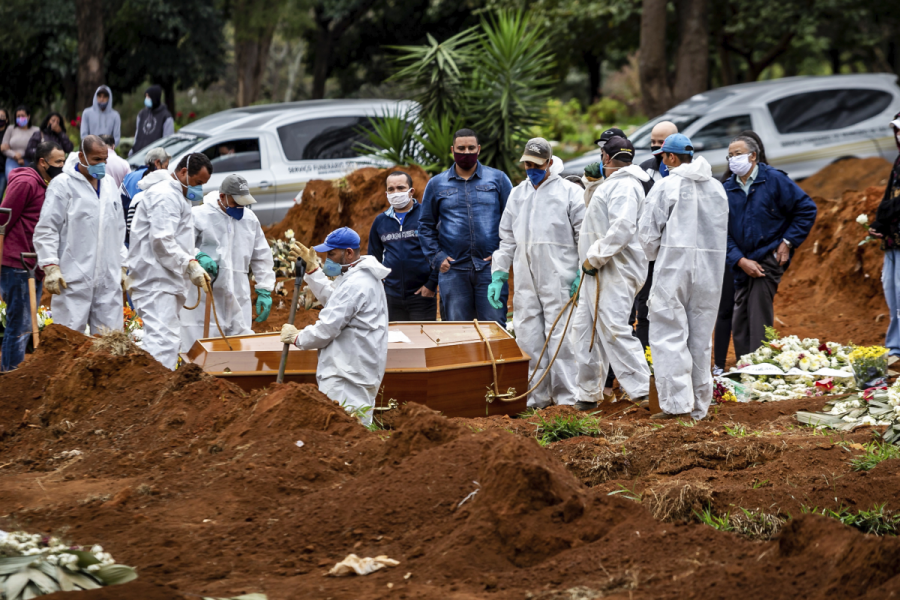 En kyrkogård i östra São Paulo, där familjer står i kö för att få begrava sina anhöriga varav många avlidit i sviterna av coronaviruset.
