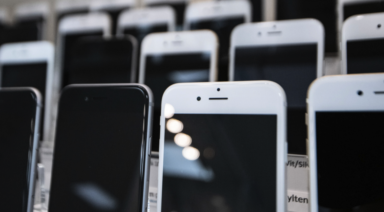 Regeringen ska utreda pantsystem för till exempel mobiltelefoner och läsplattor.