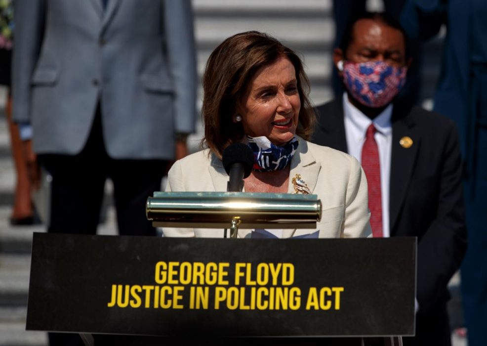 Representanthusets talman, demokraten Nancy Pelosi, håller presskonferens om partiets förslag om en ny polislag.