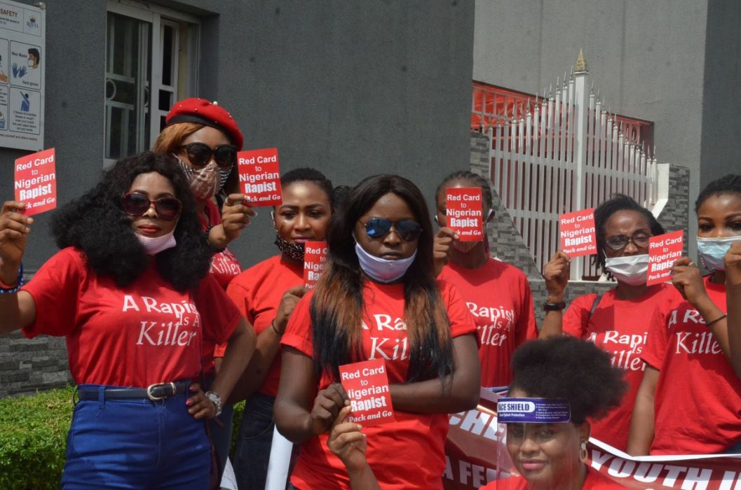 Demonstration mot våldtäkt och sexuellt våld mot kvinnor utanför ministeriet för kvinnofrågor i Abuja, Nigeria.