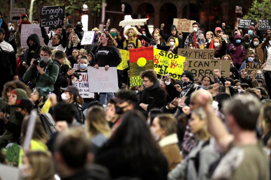 Demonstranter under en protest i Sydney den 2 juni till stöd för Black lives matter-rörelsen i USA och för att uppmärksamma polisvåld mot den australiska ursprungsbefolkningen.