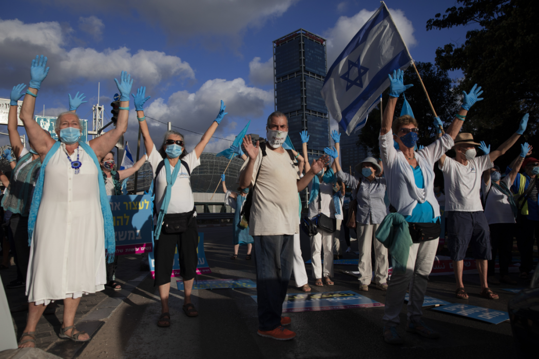 Människor blockerar en väg under en demonstration i Tel Aviv den 18 juni mot Israels planer på att annektera Jordandalen.