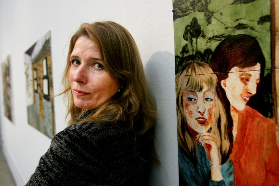Konstnären Karin Mamma Andersson – bredvid sin målning "About a girl" – fotograferad 2005 när hon tilldelades Carnegie Art Award.