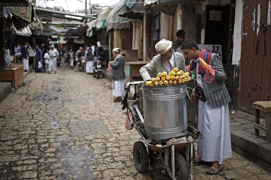 En man säljer majs på en gata i Sanaa, Jemen.