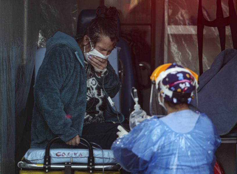En patient med andningsproblem får hjälp av en vårdarbetare på ett sjukhus i Chiles huvudstad Santiago.