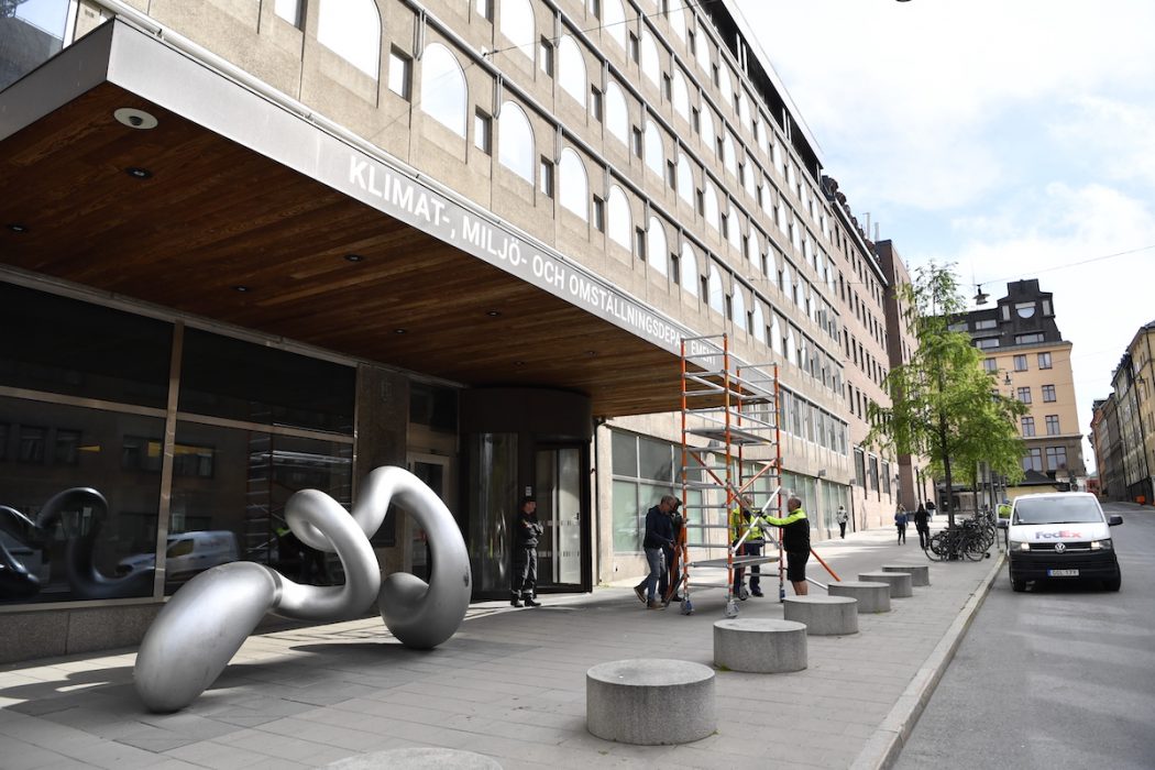 Greenpeace bytte namn på Finansdepartementet till Klimat-, miljö- och omställningsdepartementet , med en uppmaning till finansminister Magdalena Andersson om att ställa om samhället.
