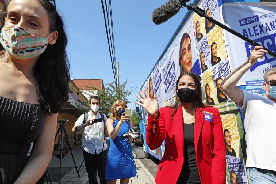 Alexandria Ocasio-Cortez i munskydd under primärvalskampanjen.