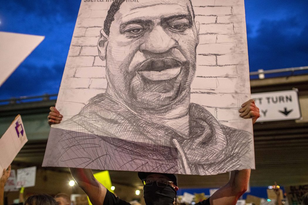 George Floyds ansikte tittar ut från plakat i demonstrationer i hela USA.
