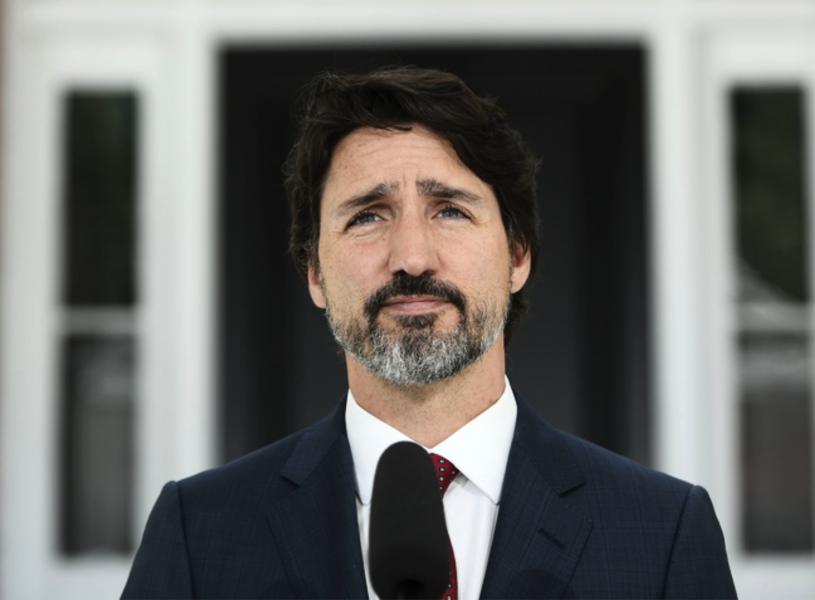 Justin Trudeau utanför sitt residens i Rideau Cottage i Ottawa.