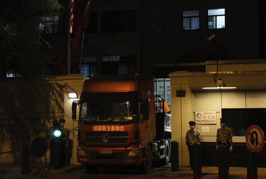 En lastbil lastas under natten mot måndag vid det amerikanska konsulatet i Chengdu i sydvästra Kina.