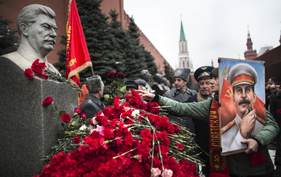 På årsdagen av Josef Stalins födelse läggs blommor på hans gravmonument utanför Kreml i Moskva.