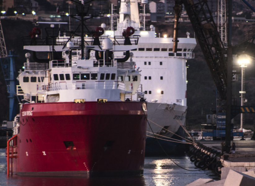 Norskflaggade Ocean Viking i hamnen i Porto Empedocle.