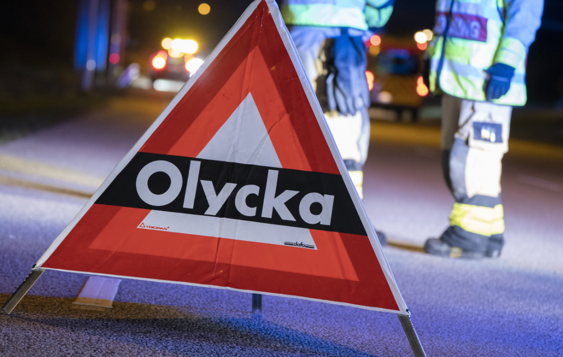 Tre personer fördes till sjukhus efter en olycka med svavelsyra på ett industriområde i Jönköping.
