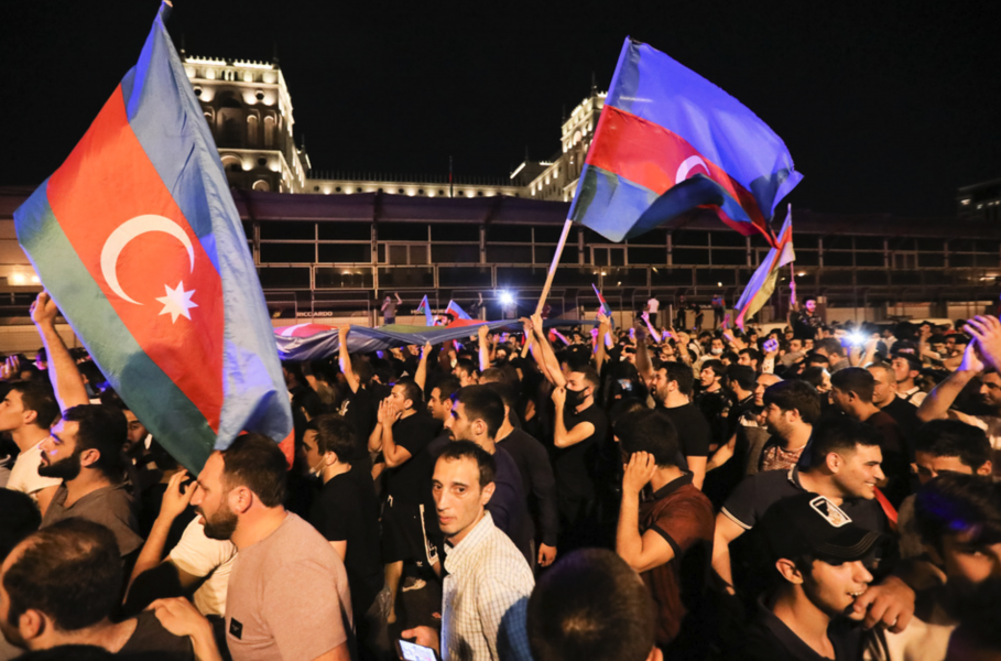 Trots covidrestriktioner anslöt många män till demonstrationerna i Baku på tisdagskvällen.