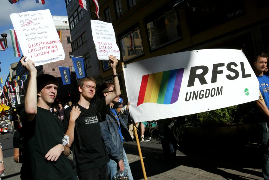 År 2002 demonstrerade RFSL ungdom när partiledaren för Kristdemokraterna, KD, valtalade.