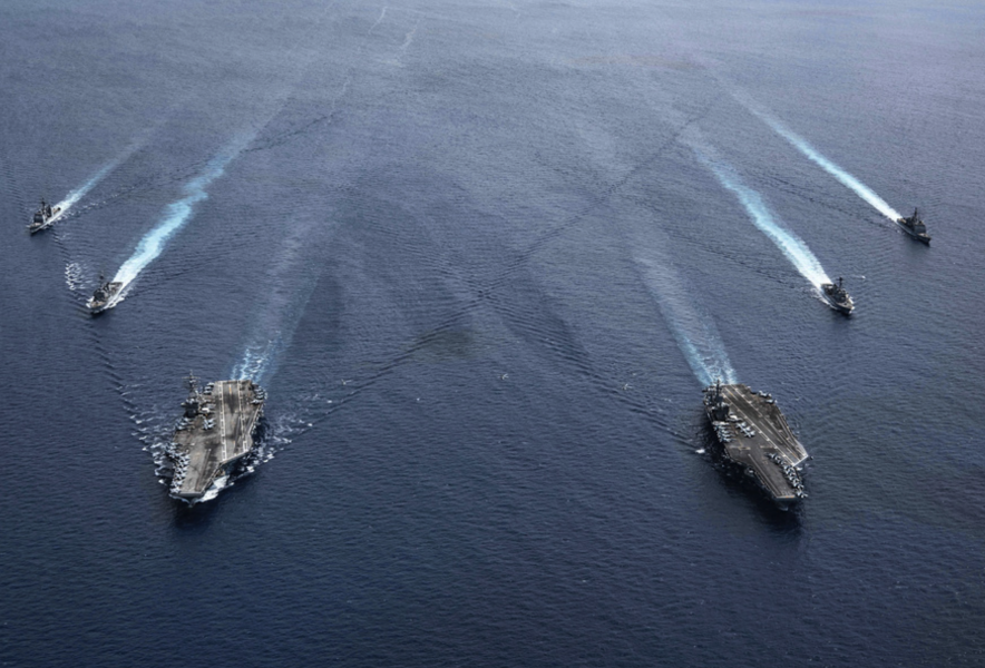 De två amerikanska hangarfartygen USS Ronald Reagan och USS Nimitz i Sydkinesiska havet med sina eskortfartyg förra veckan.