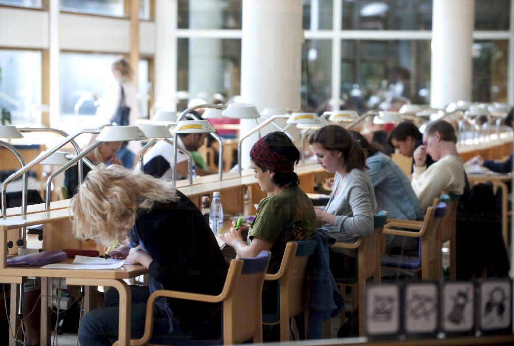 Svenska studenter är sämre på social distansering än studenter i andra länder, enligt preliminära resultat från en ny studie.
