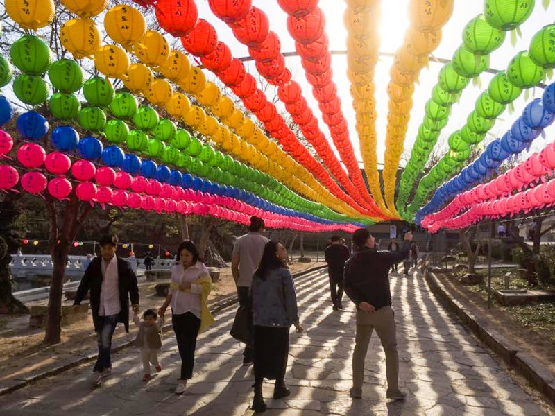 Buddas födelsedag den 12 maj firades med färgrika lampor på gatorna i den Sydkoreanska huvudstaden.