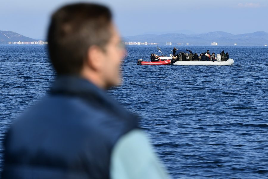 Sedan i mars har den grekiska kustbevakningen enligt en ny rapport tagit till allt fler, och farliga, metoder för att hålla flyktingar borta eller olagligt skicka tillbaka dem till Turkiet.