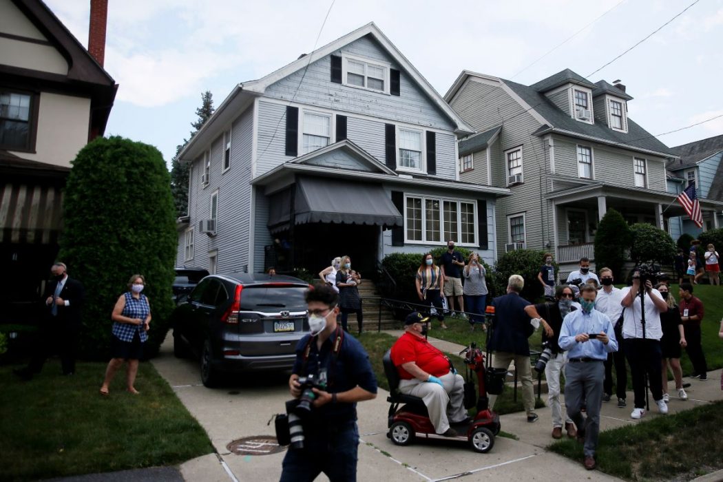 Folk samlas utanför demokraten Joe Bidens barndomshem i Scranton i Pennsylvania, där han tittade in på sin kampanjresa inför presidentvalet i höst.