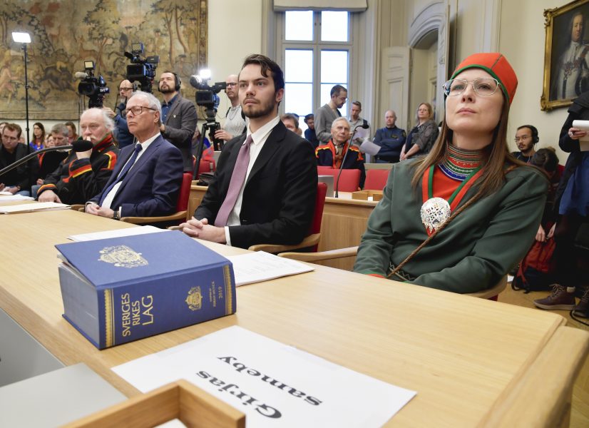 Till höger: Åsa Larsson Blind när Högsta domstolen meddelade att Girjas sameby vann tvisten mot staten och upplåtelserätten till småviltsjakt och fiske i området.