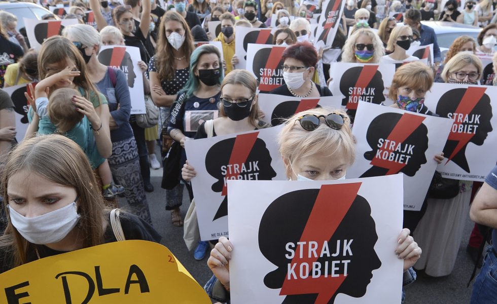 Demonstrationer i Warszawa mot den polska regeringens hot om att lämna Istanbulkonventionen.
