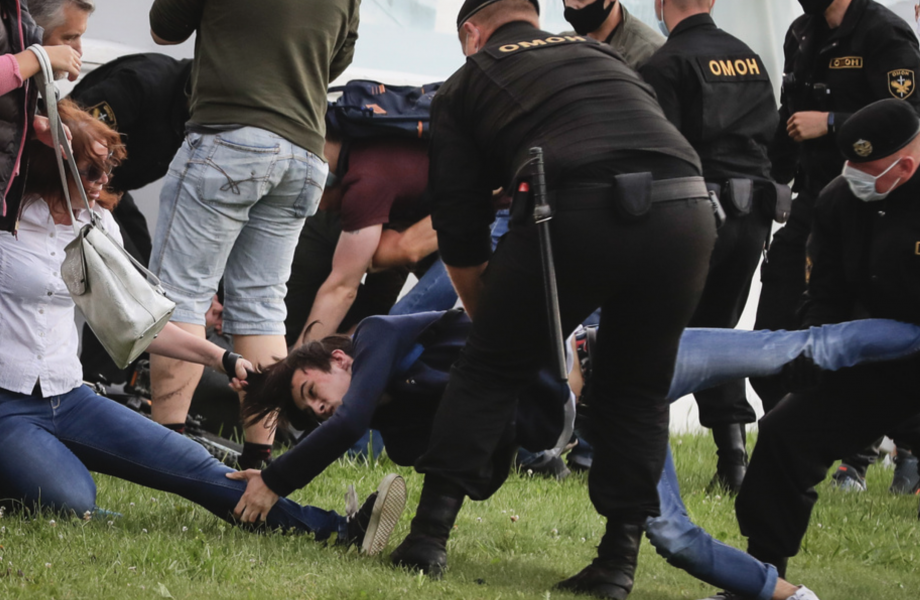 Polisen grep under tisdagen minst 250 demonstranter i Belarus, enligt en människorättsgrupp.