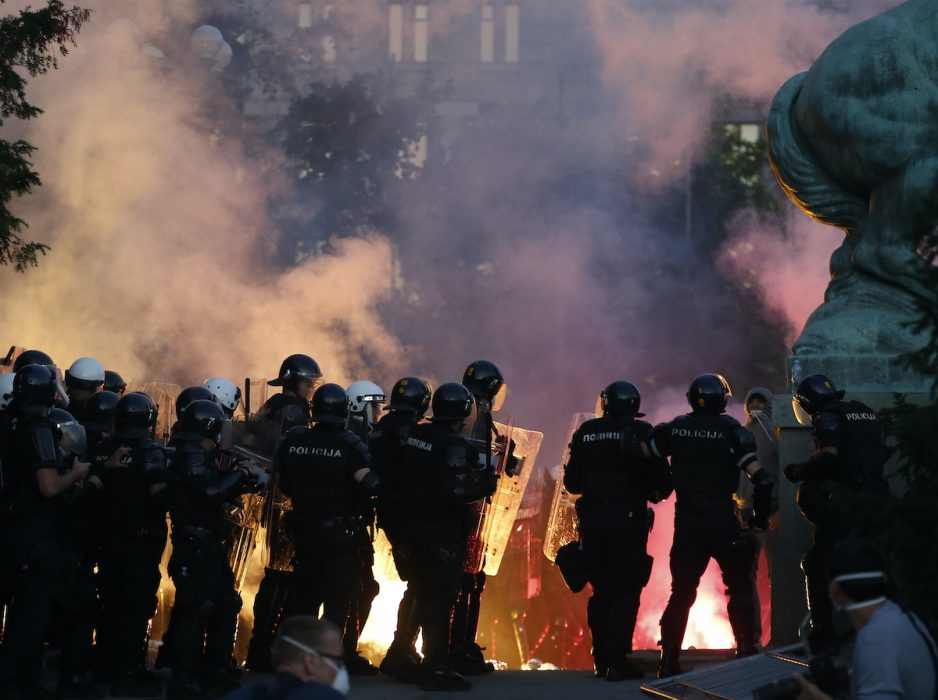 Protester utanför Serbiens parlament i Belgrad.