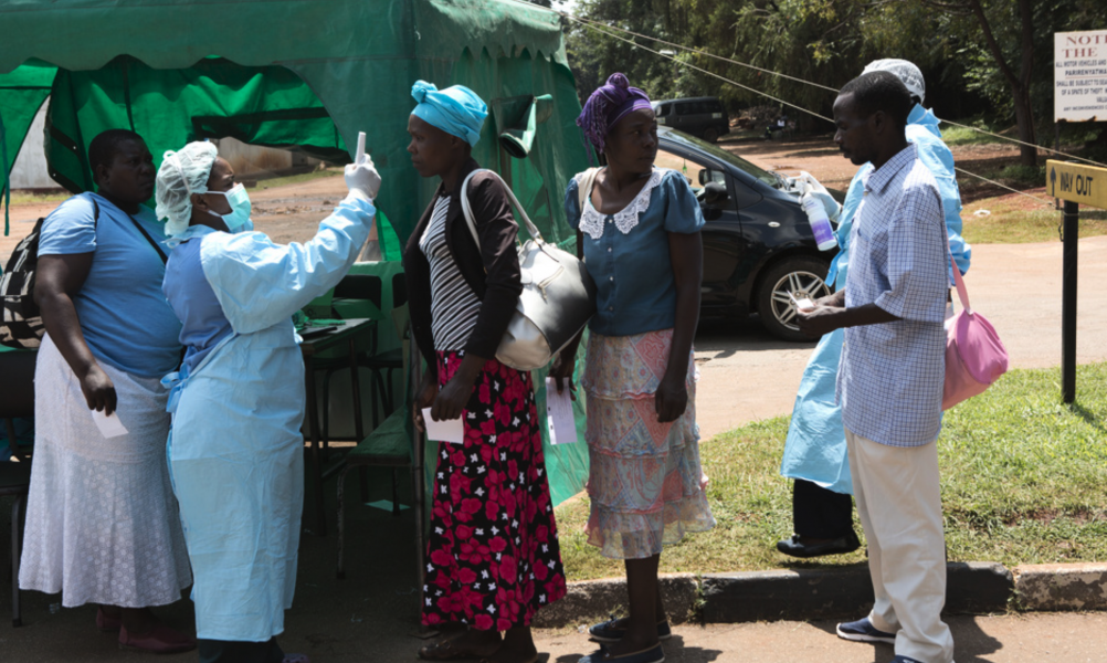Hälsovårdsarbetare i Zimbabwe utför coronatester.