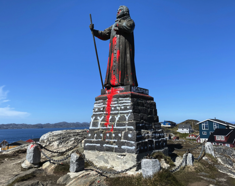 Statyn av missionären Hans Egede i Nuuk, färgad av röda slagord.