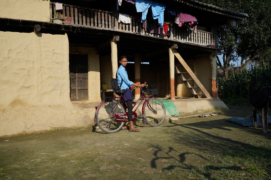 Devaki i Nepal går i åttan och får stöd av Islamic relief för att kunna göra det.